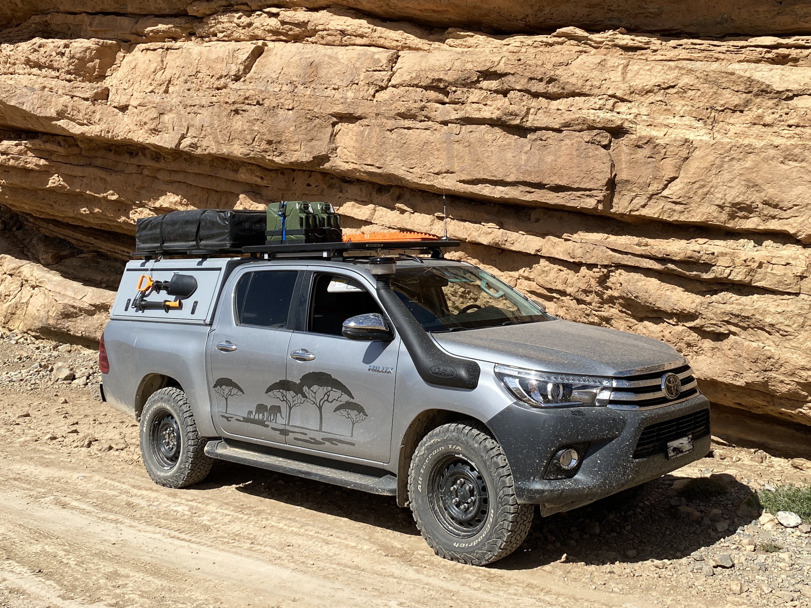Toyota Hilux 2.4D-4D Double Cab 4x4 Sol Premium, 2018, sofort einsatzfähiges Expeditionsfahrzeug, 1. Hand, mit Alucab Hardtop und neuem Dachzelt