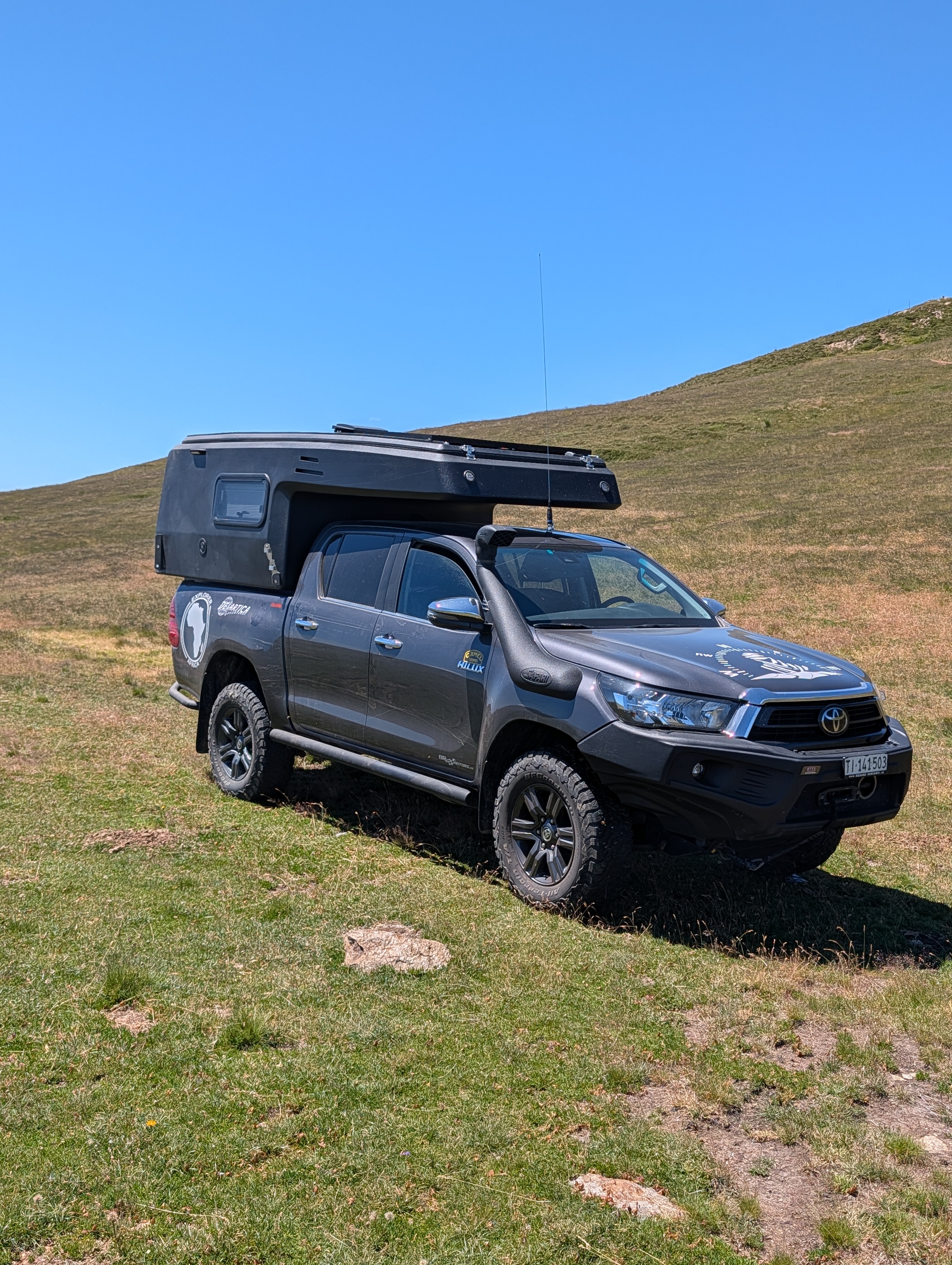 Toyota Hilux Double Cab 2.4 D-4D – Expeditionsbereit mit hochwertigem Wohnmobilaufbau
