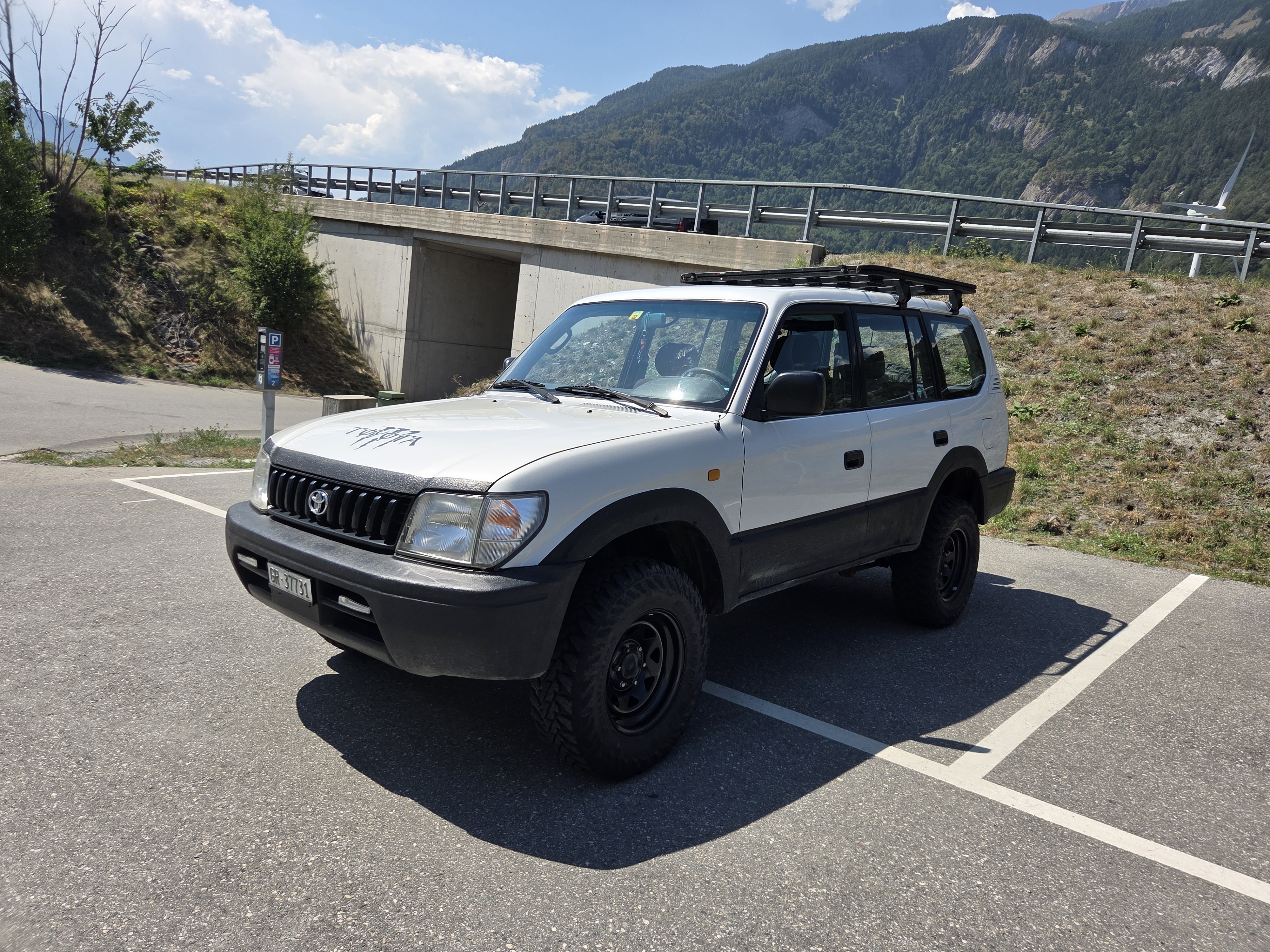 Toyota Land Cruiser KZJ95 – un 4x4 d'expédition bien entretenu, équipé d'une boîte automatique révisée
