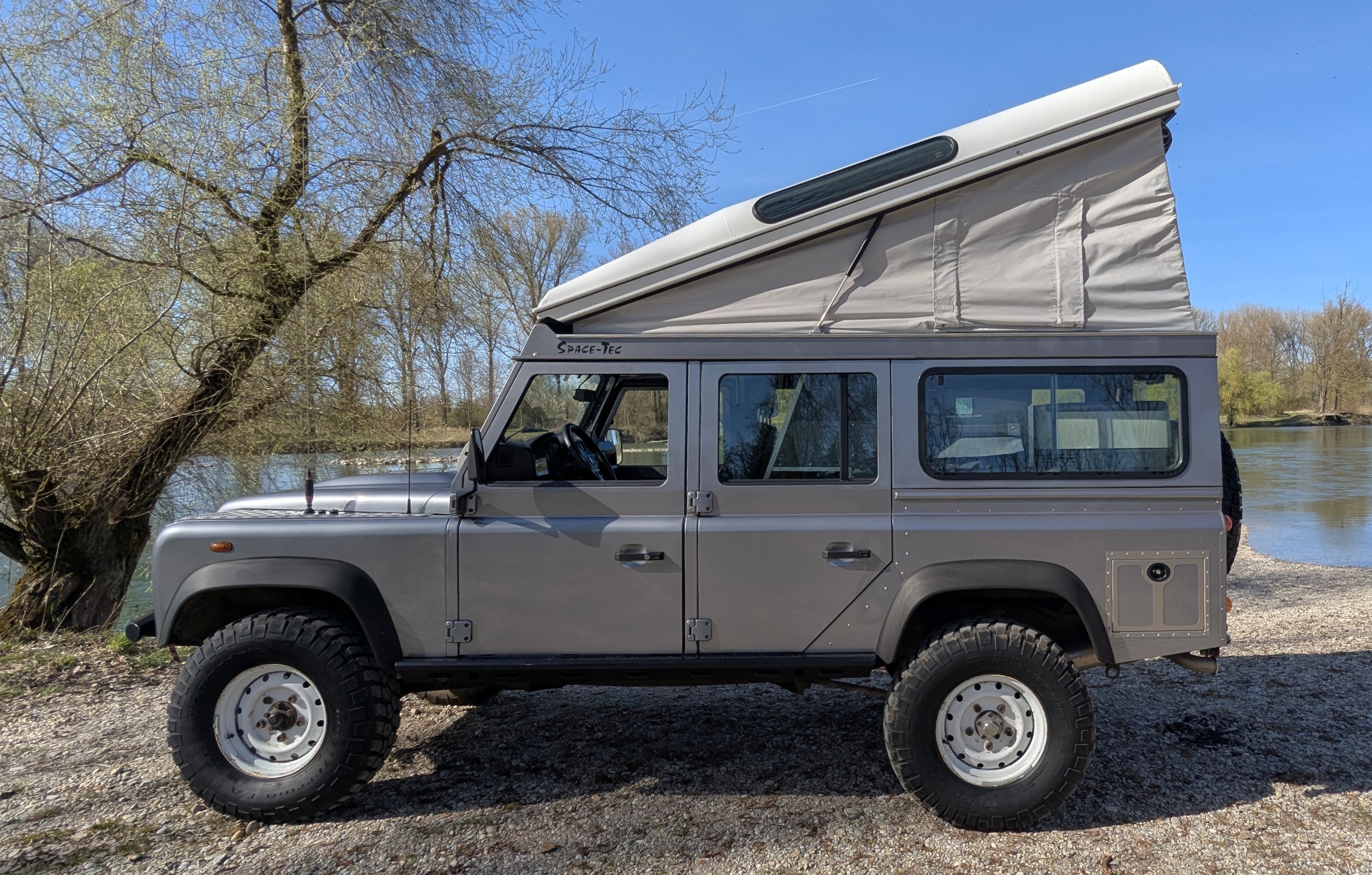 Land Rover Defender 110 Reisefahrzeug mit Hubdach und Innenausbau