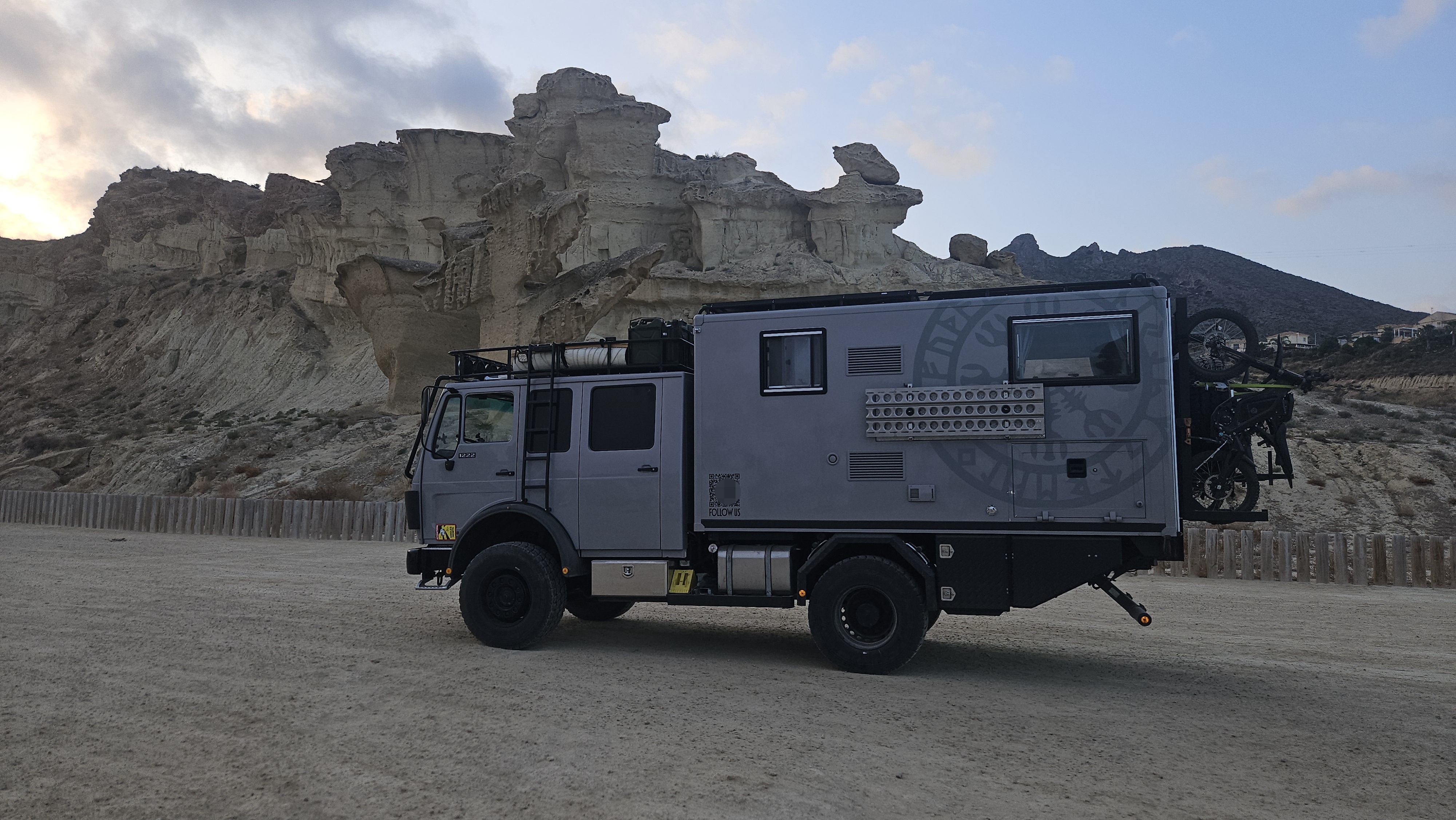 Véhicule d'expédition 4x4 Mercedes 1222AF