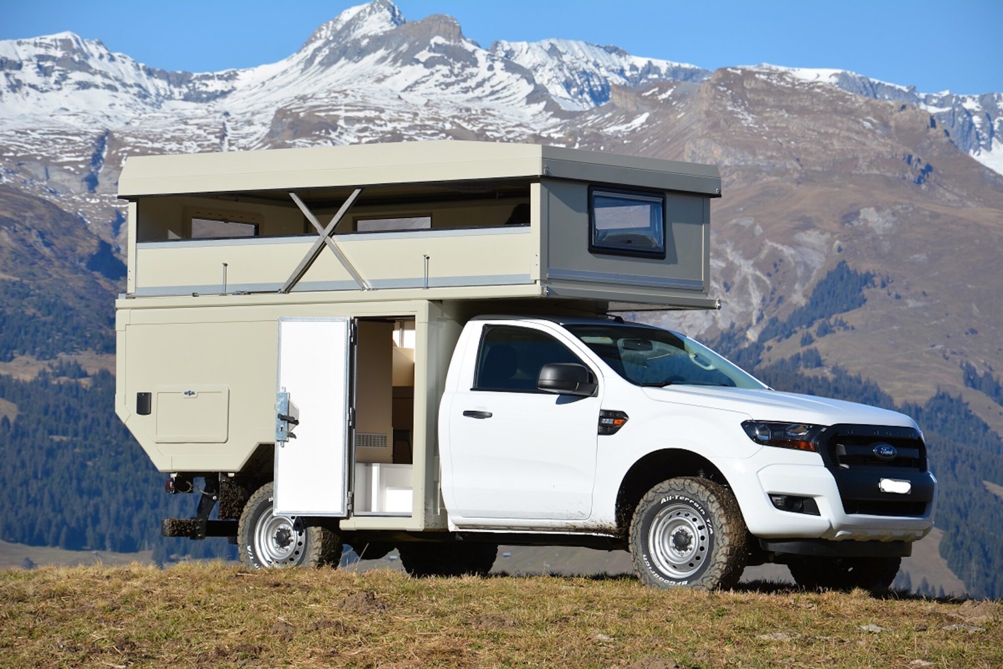 Ford Ranger mit Parallel-Hubdach von Impala Reisemobile