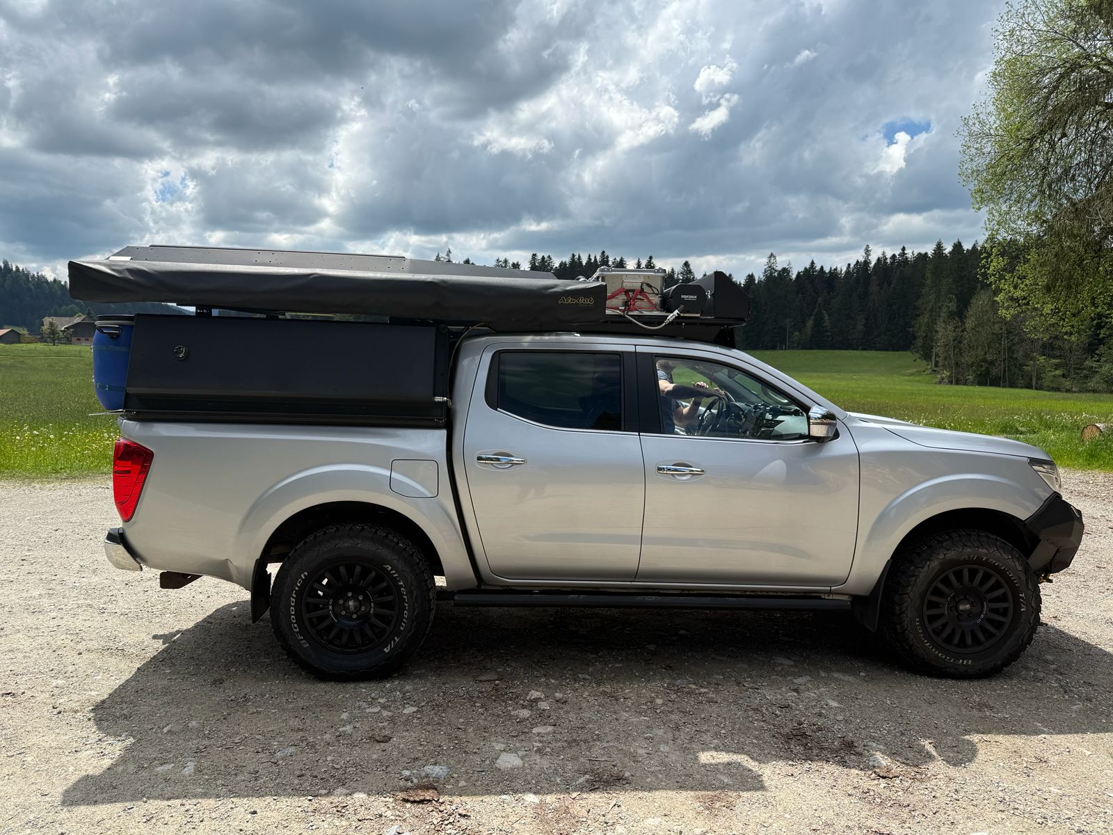 Nissan Navara - komplett ausgebaut mit Alucap Dachzelt