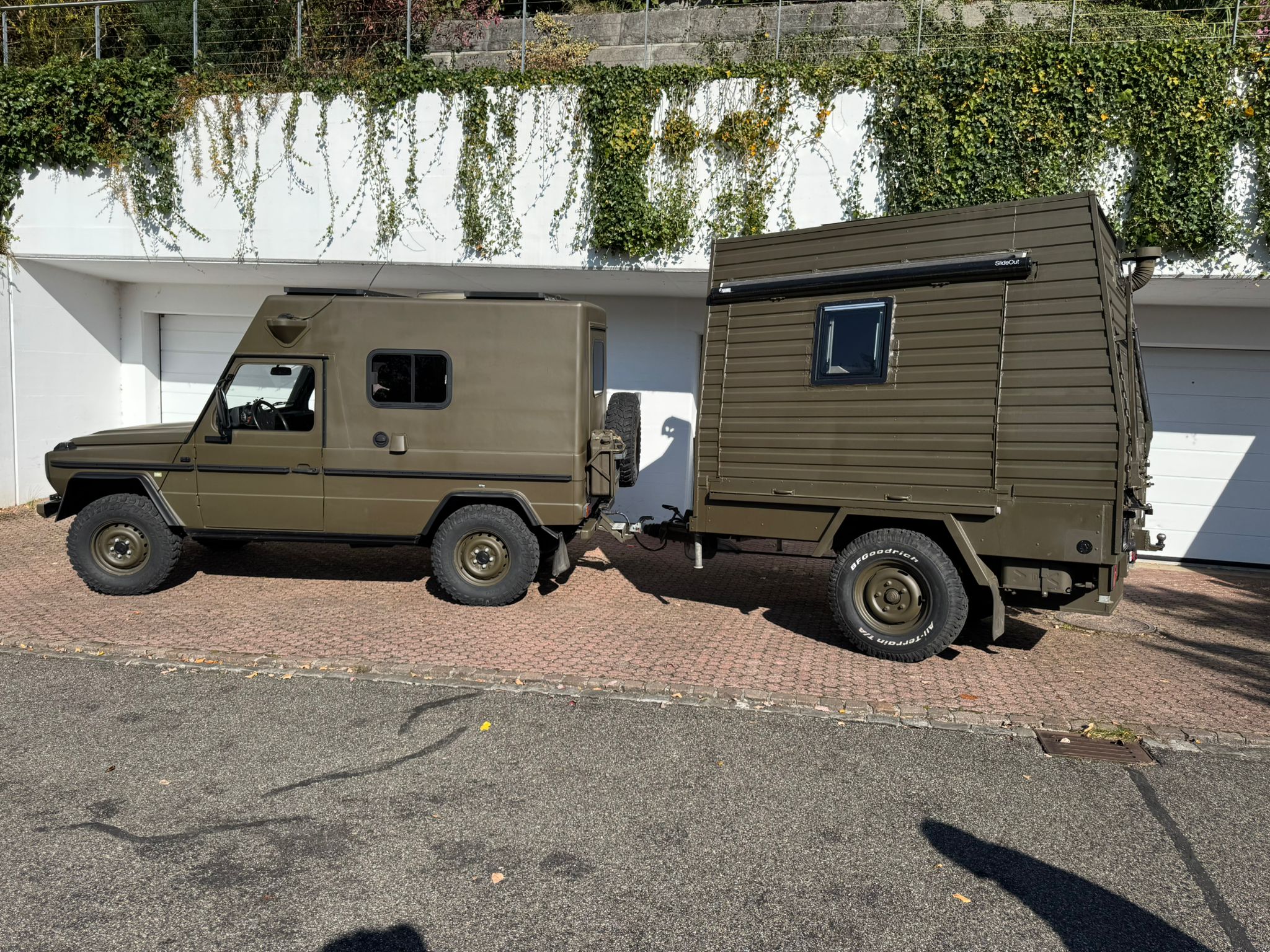 Puch / Mercedes 230 GE Expeditionsfahrzeug mit Wohnanhänger